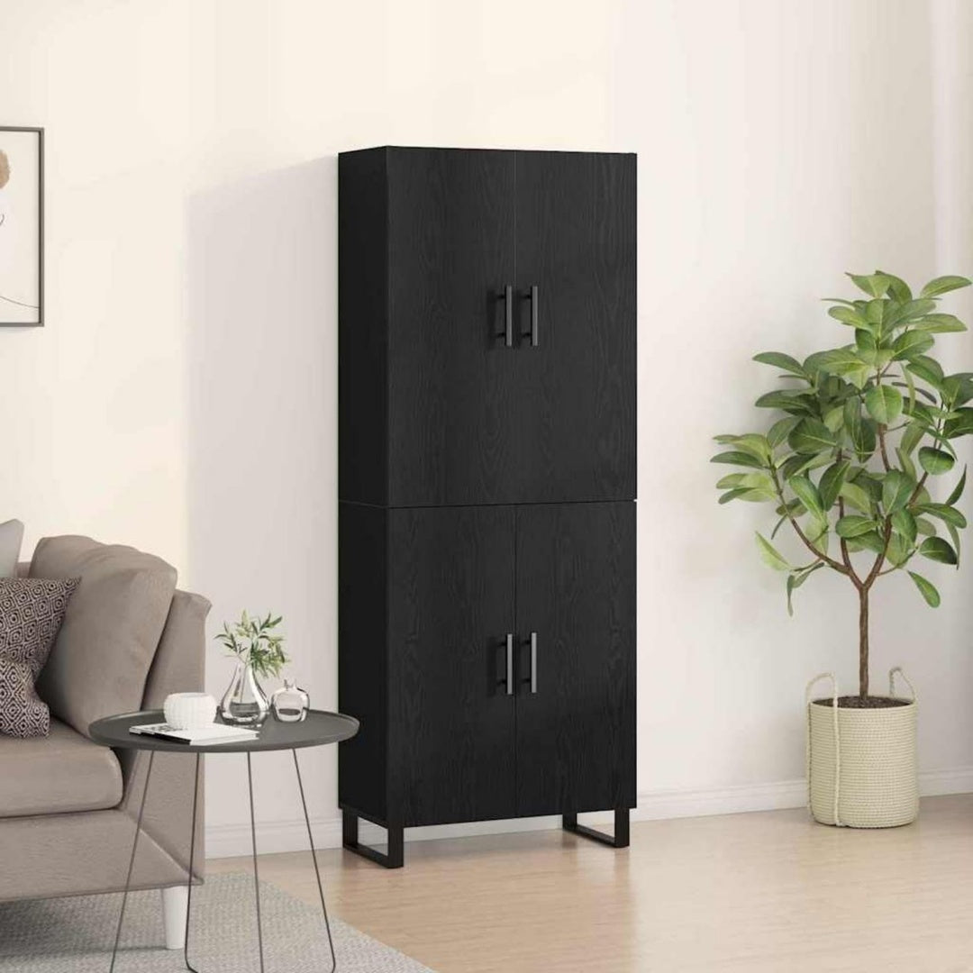 Die Gestaltung von dem Hochschrank wird durch Holzwerkstoff und Glas gepraegt
