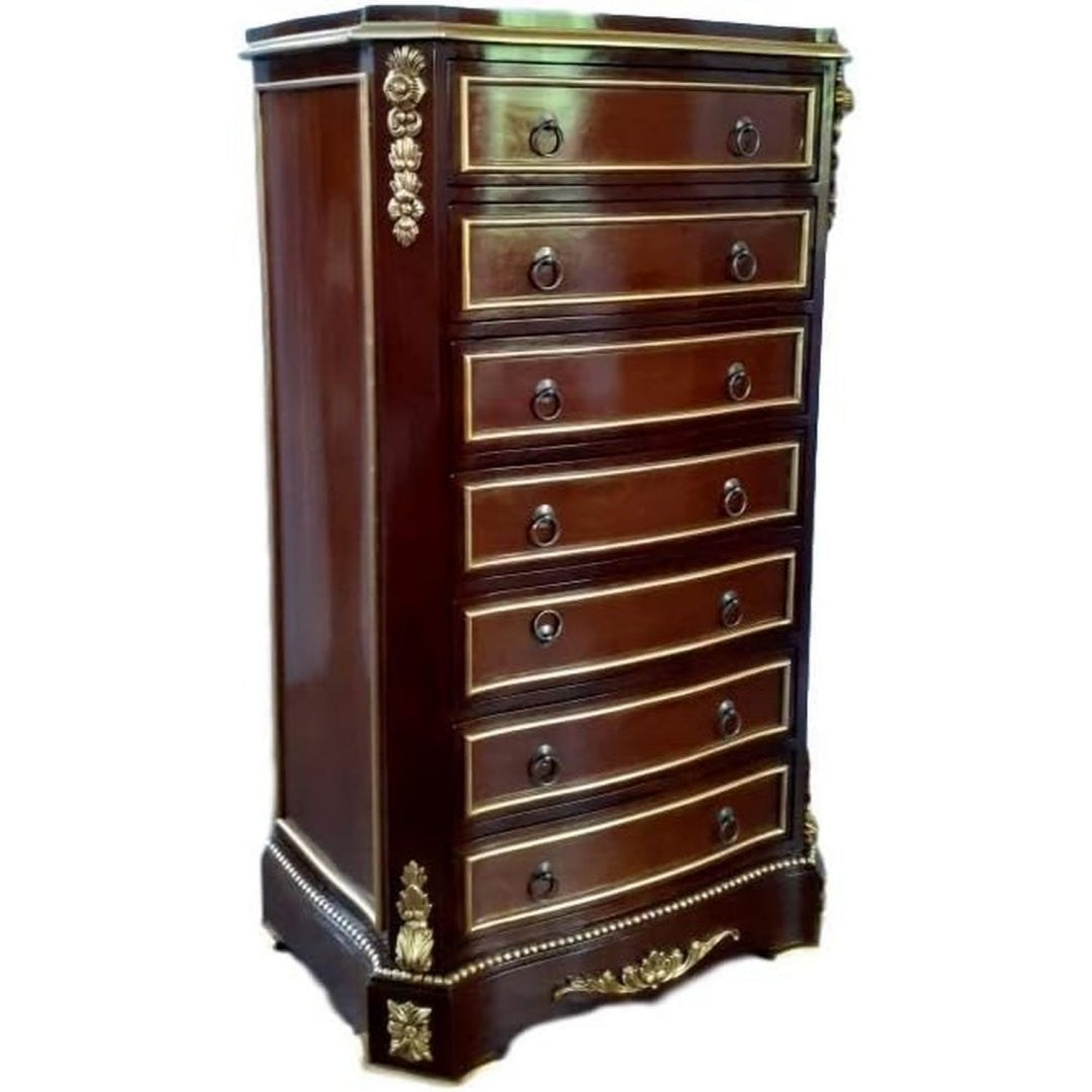 Schwarz und Gold gibt dem Sideboard einen farblichen Akzent