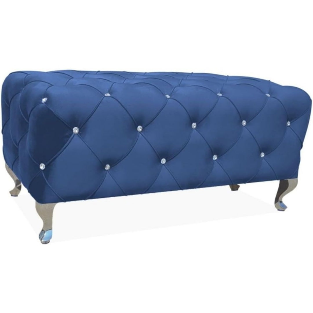 Hocker aus Metall zeigt weiche Polster