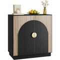 Das Sideboard zeigt 2 Tueren in Naturbraun und Schwarz