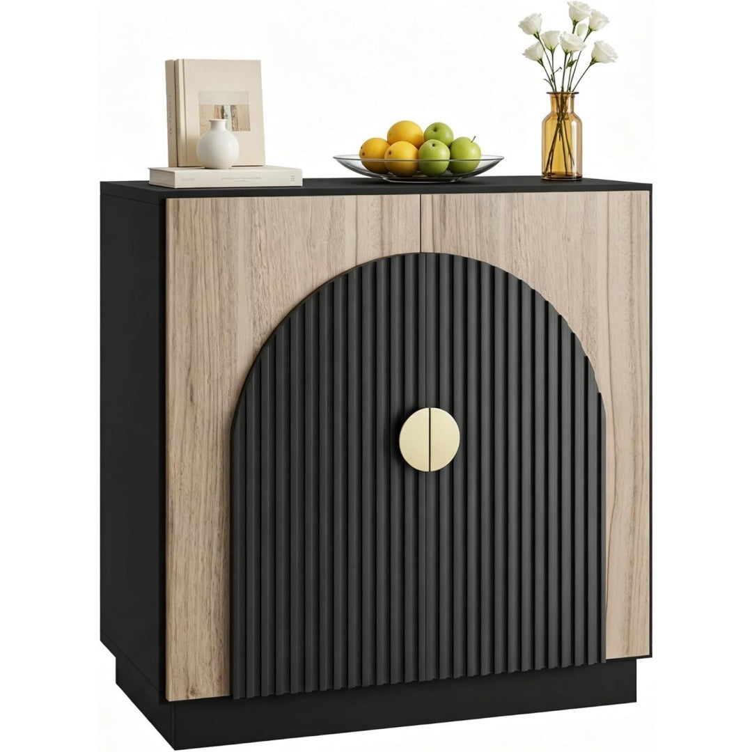 Das Sideboard zeigt 2 Tueren in Naturbraun und Schwarz