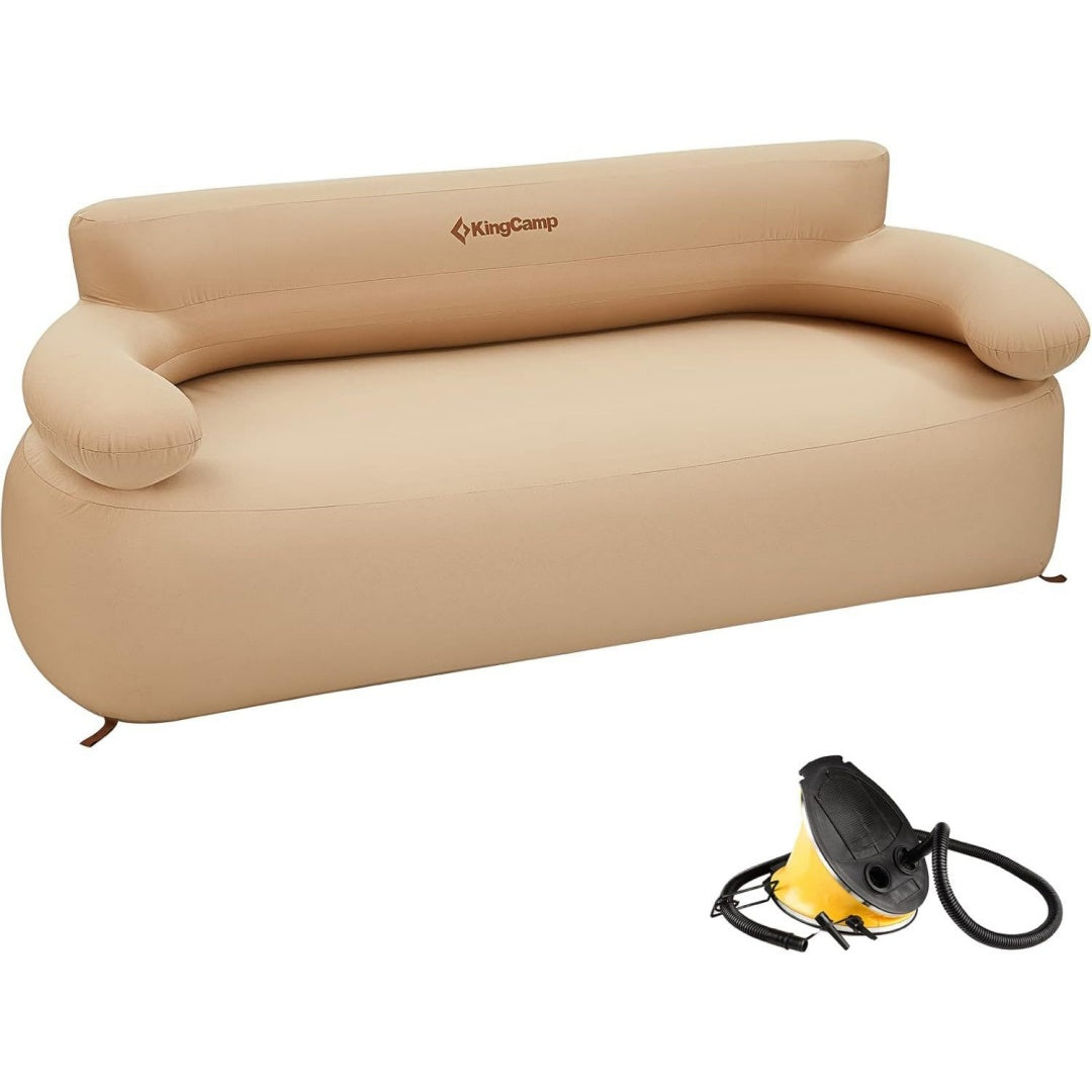 Beige bestimmt die Farbgebung von dem Sofa