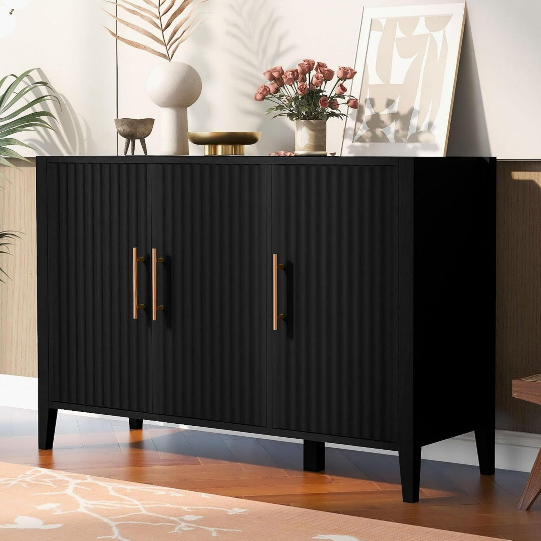 Sideboard verbindet Holzbeine und Glastueren