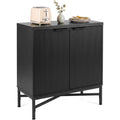 Verstellbare Ablagen treffen auf ein Metallgestell an dem Sideboard