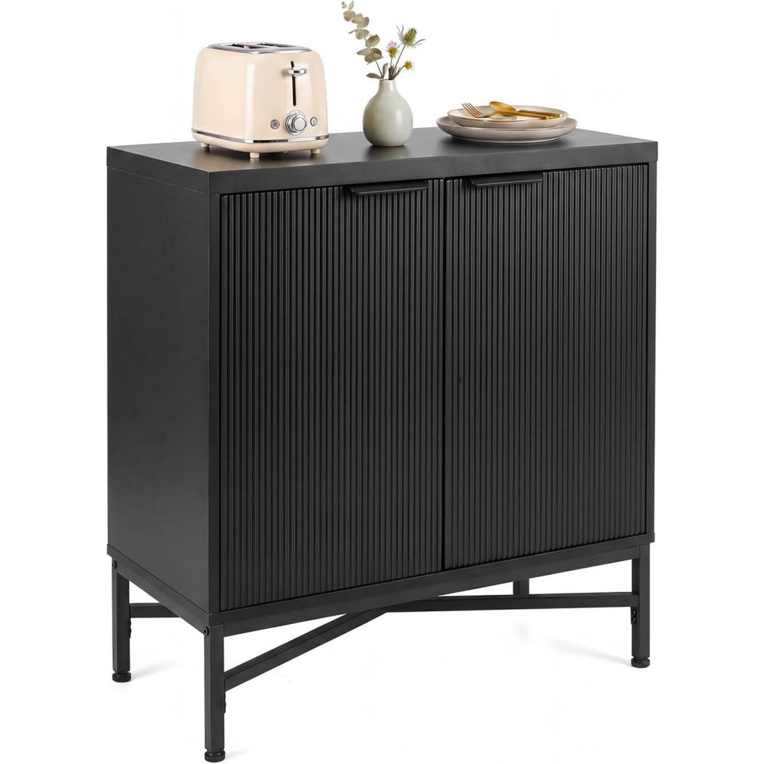 Verstellbare Ablagen treffen auf ein Metallgestell an dem Sideboard
