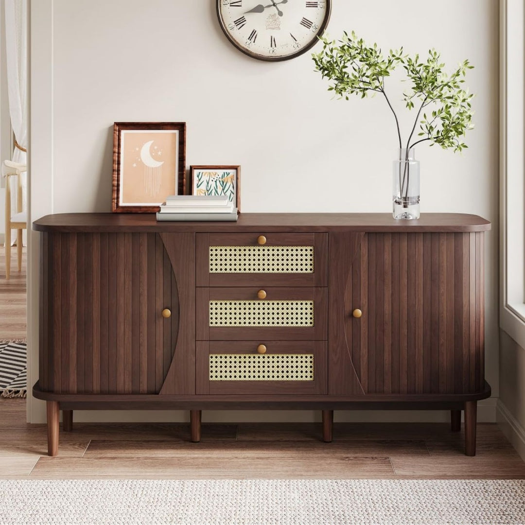 Sideboard verbindet gerundete Konturen und Flechtoptik