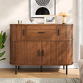 Das Sideboard zeigt geschlossenen Stauraum in Nussbaumbraun