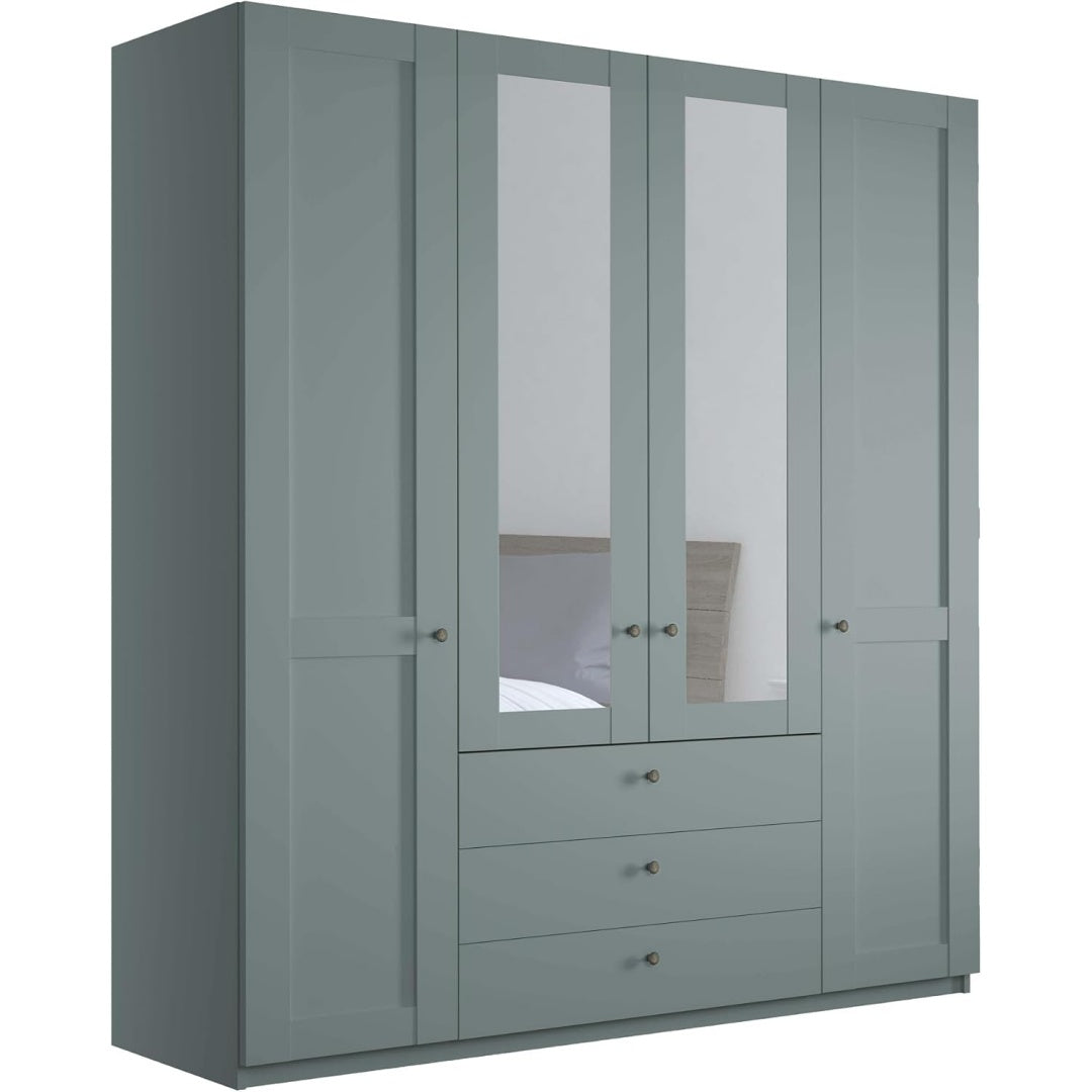 Kleiderschrank mit Metallgriffen
