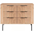 Das Sideboard zeigt Schubladen in Naturbraun
