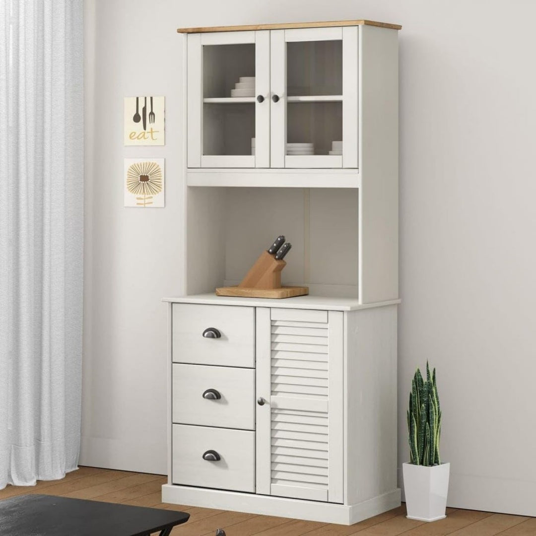 Metallgriffe praegen die Vitrine