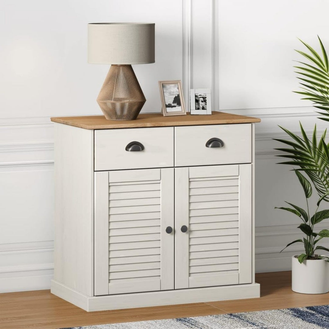 Geschlossener Stauraum und Metallgriffe an dem Sideboard